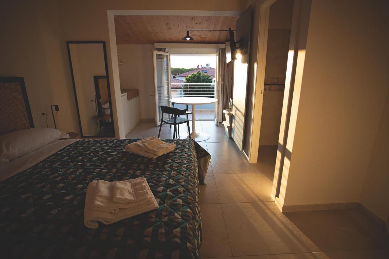 Via Siena 4 - Suites & Rooms مارينا دي سيسينا المظهر الخارجي الصورة