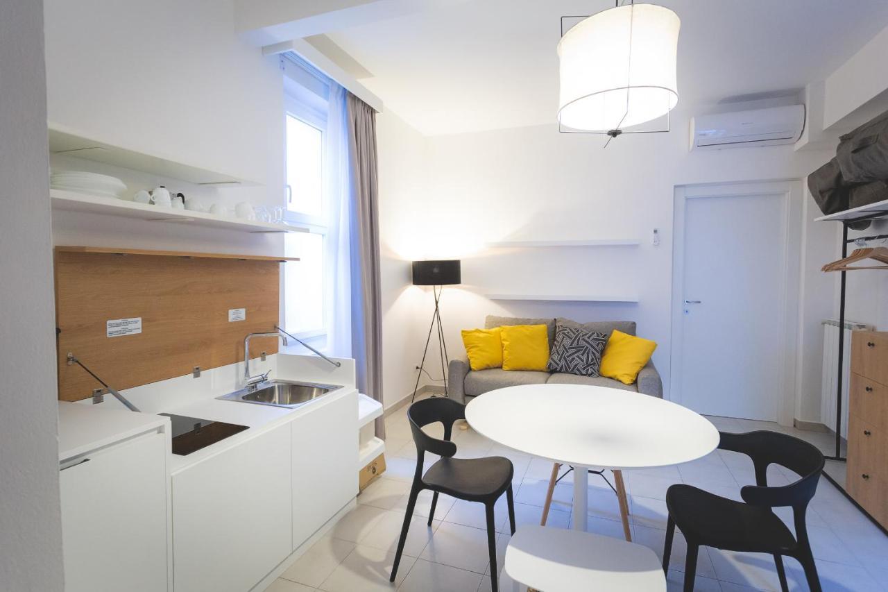 Via Siena 4 - Suites & Rooms مارينا دي سيسينا المظهر الخارجي الصورة