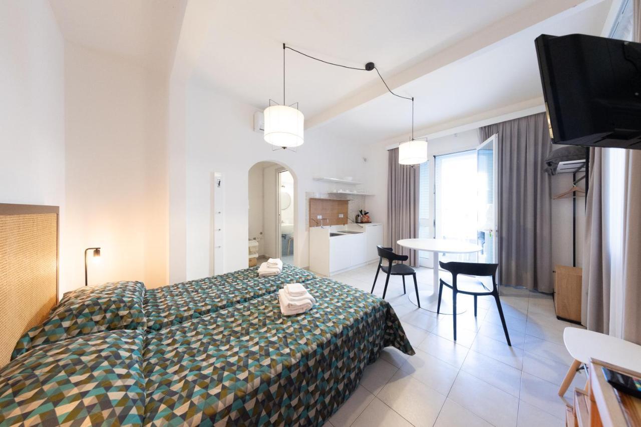 Via Siena 4 - Suites & Rooms مارينا دي سيسينا المظهر الخارجي الصورة