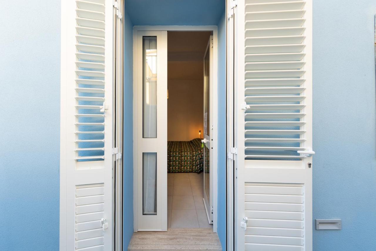 Via Siena 4 - Suites & Rooms مارينا دي سيسينا المظهر الخارجي الصورة