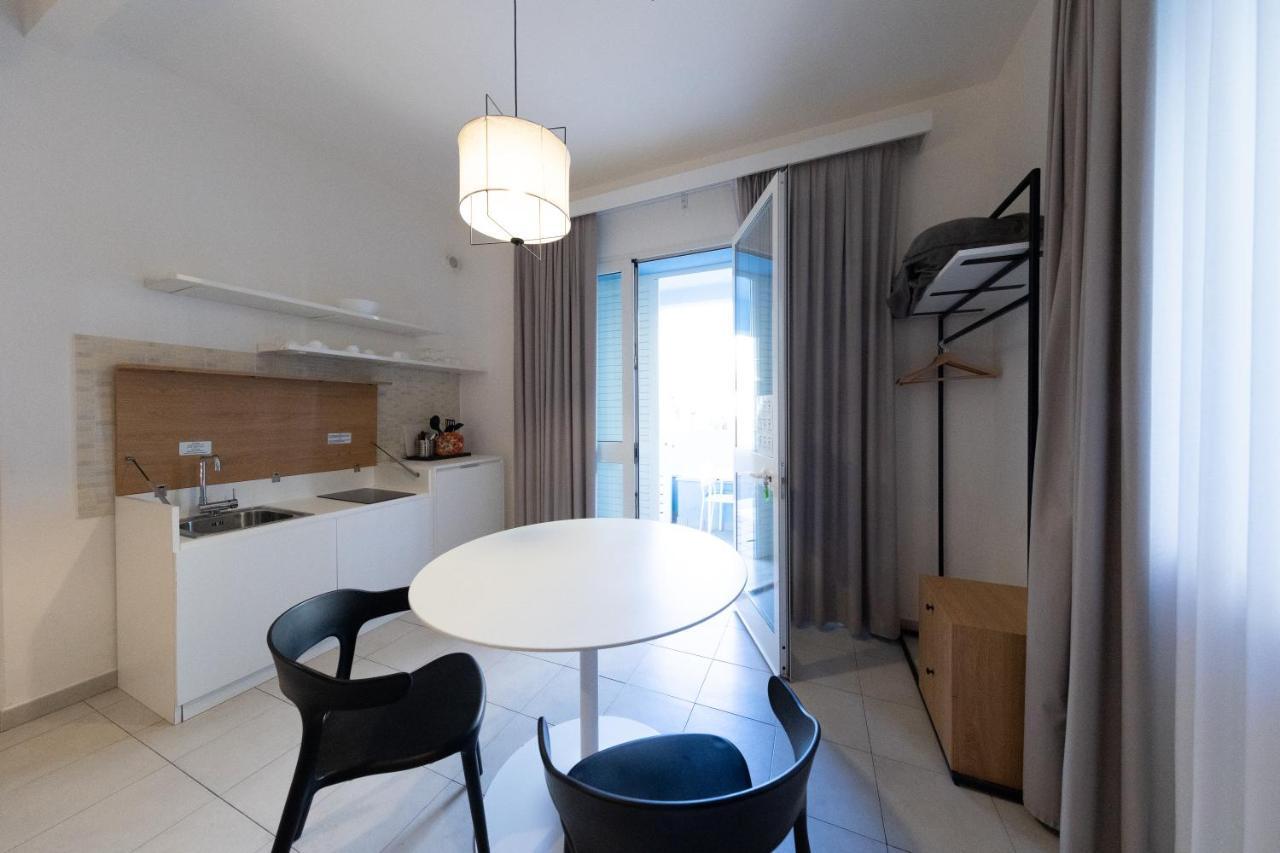 Via Siena 4 - Suites & Rooms مارينا دي سيسينا المظهر الخارجي الصورة