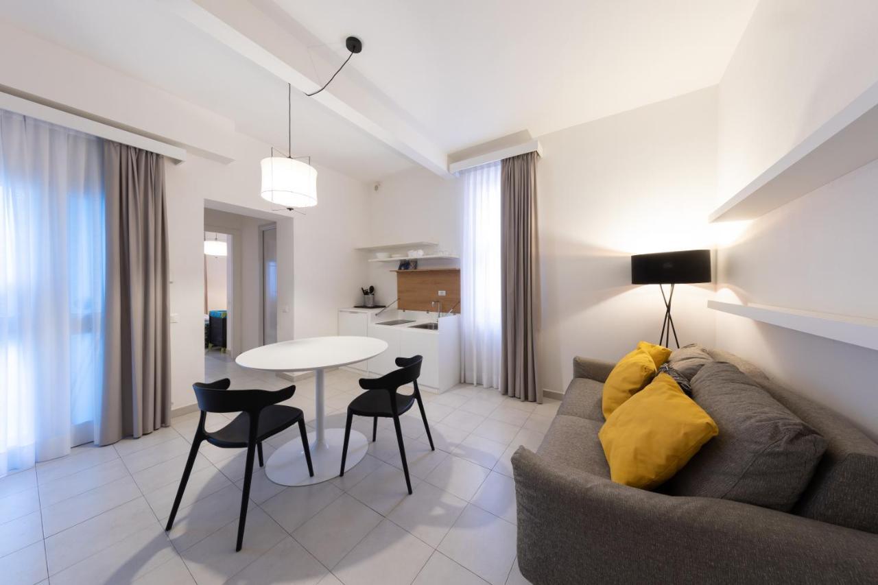 Via Siena 4 - Suites & Rooms مارينا دي سيسينا المظهر الخارجي الصورة
