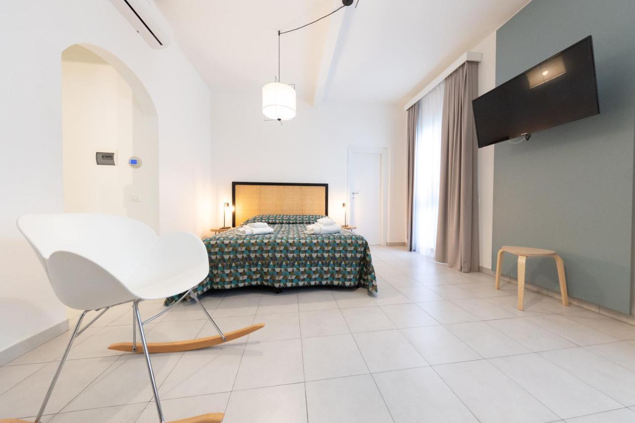 Via Siena 4 - Suites & Rooms مارينا دي سيسينا المظهر الخارجي الصورة