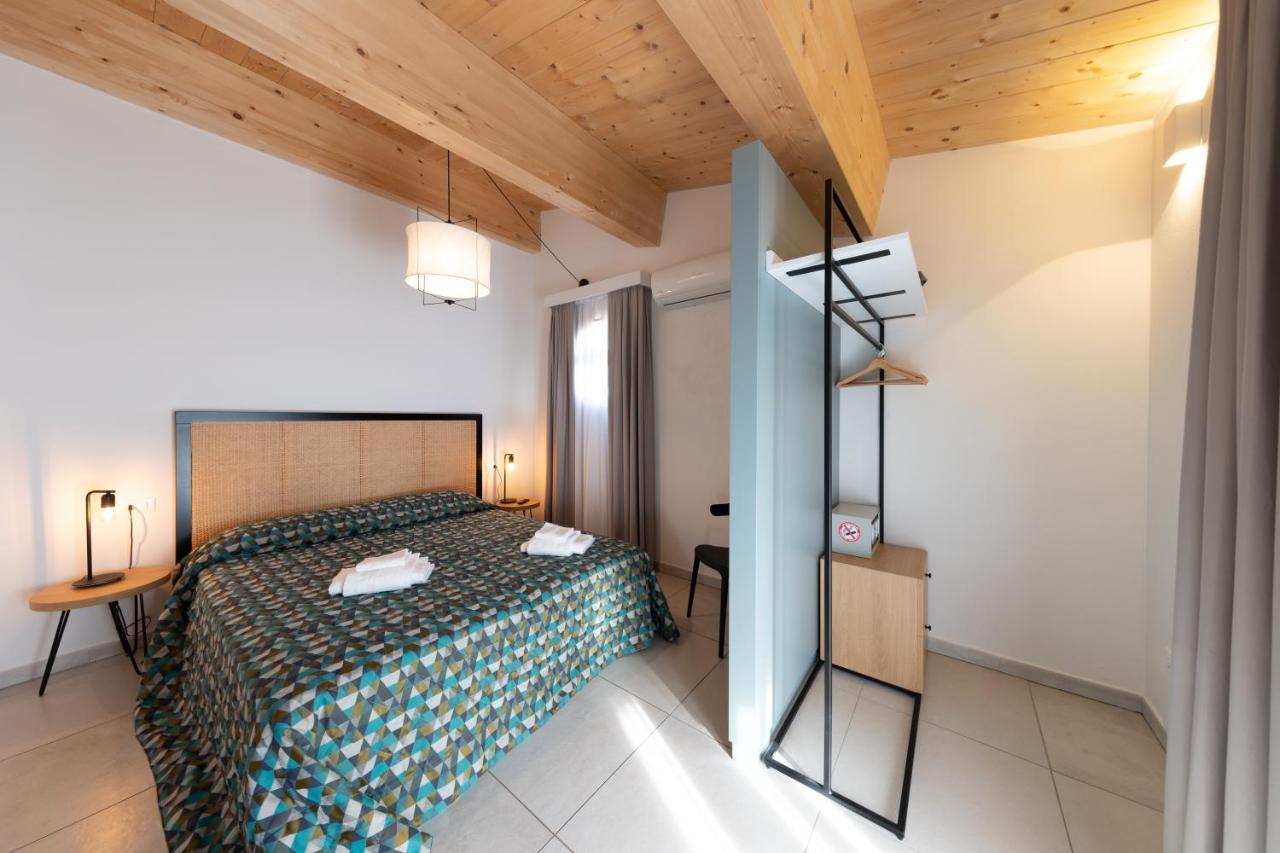 Via Siena 4 - Suites & Rooms مارينا دي سيسينا المظهر الخارجي الصورة